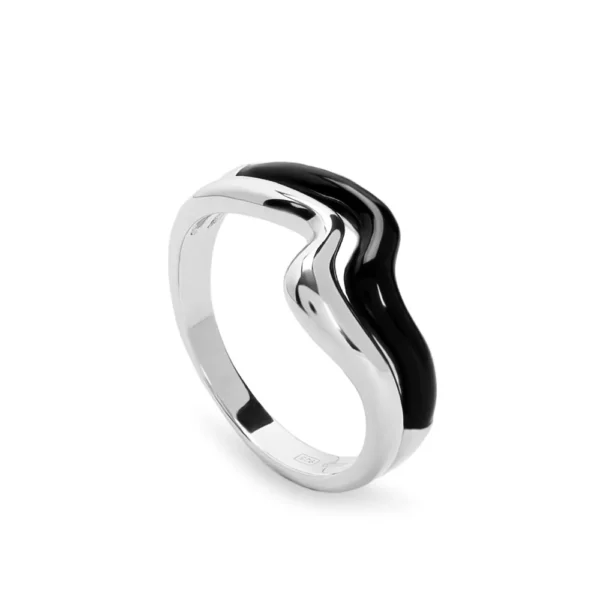 ANILLOS DE DISEÑO ESTILO ONDULADO Y ESMALTE NEGRO